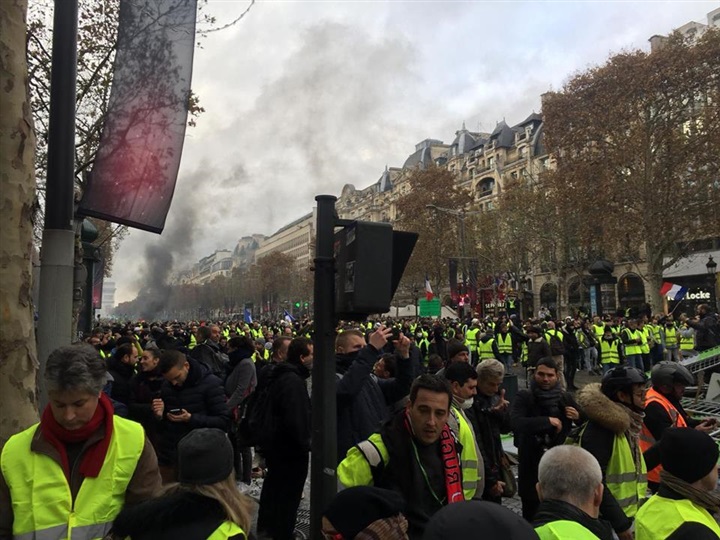 Mit exclusiven bildern und Videos...gewalttätige Rangeleien in Paris