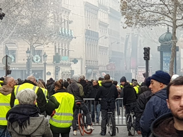 Mit exclusiven bildern und Videos...gewalttätige Rangeleien in Paris