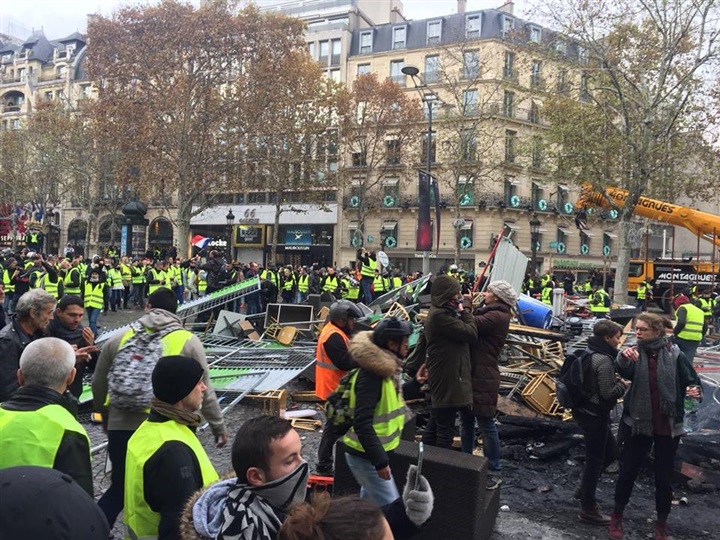 Mit exclusiven bildern und Videos...gewalttätige Rangeleien in Paris