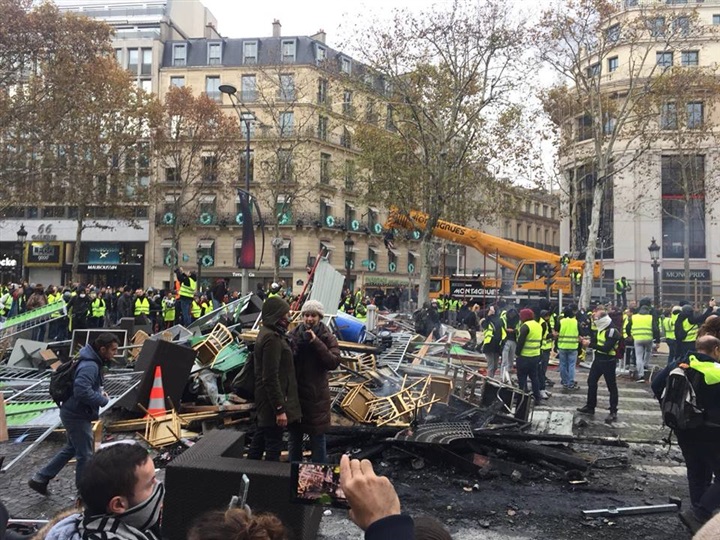 Mit exclusiven bildern und Videos...gewalttätige Rangeleien in Paris