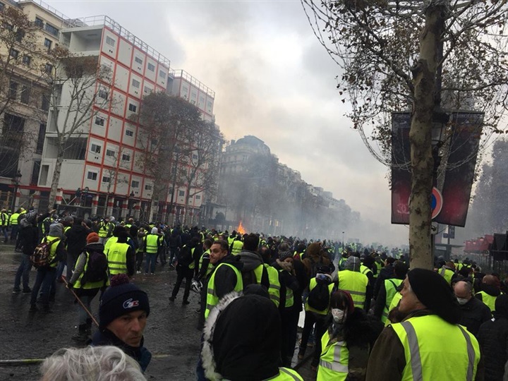 Mit exclusiven bildern und Videos...gewalttätige Rangeleien in Paris