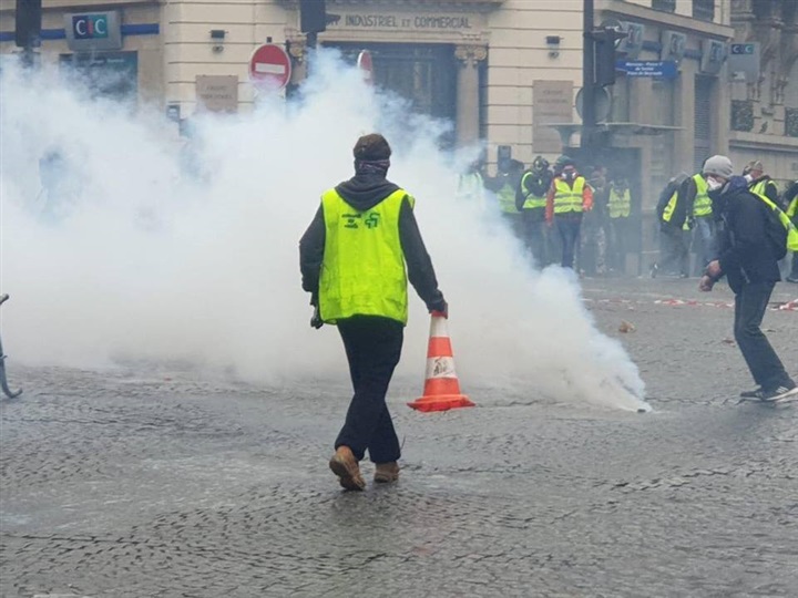 Eine Botschaft an meine französischen Freunde.... sie verbrennen Paris  