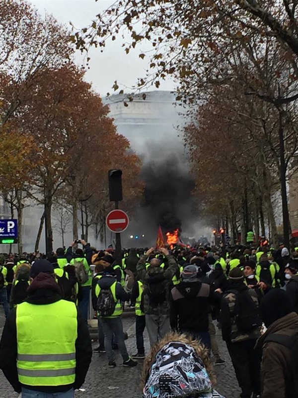 Eine Botschaft an meine französischen Freunde.... sie verbrennen Paris  