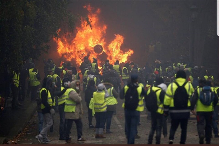 Eine Botschaft an meine französischen Freunde.... sie verbrennen Paris  