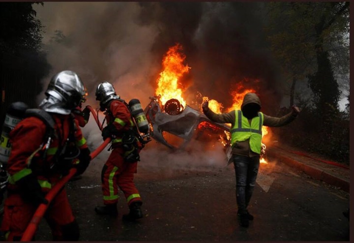 Eine Botschaft an meine französischen Freunde.... sie verbrennen Paris  