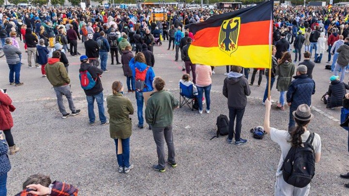 Nach dem Vergleich mit Hitler ... Merkel erlebt harte Kritik seit gegen ihre Politik
