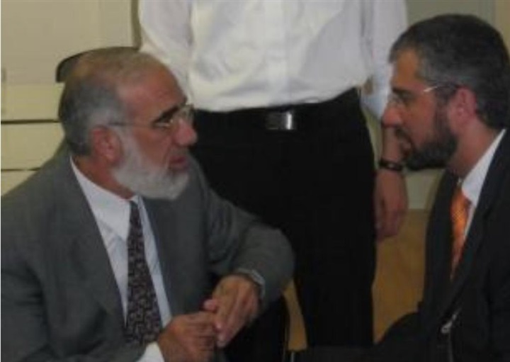 Al-Zayyat mit Al-Qaradawi im Nebengespräch