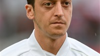 Özil bricht sein